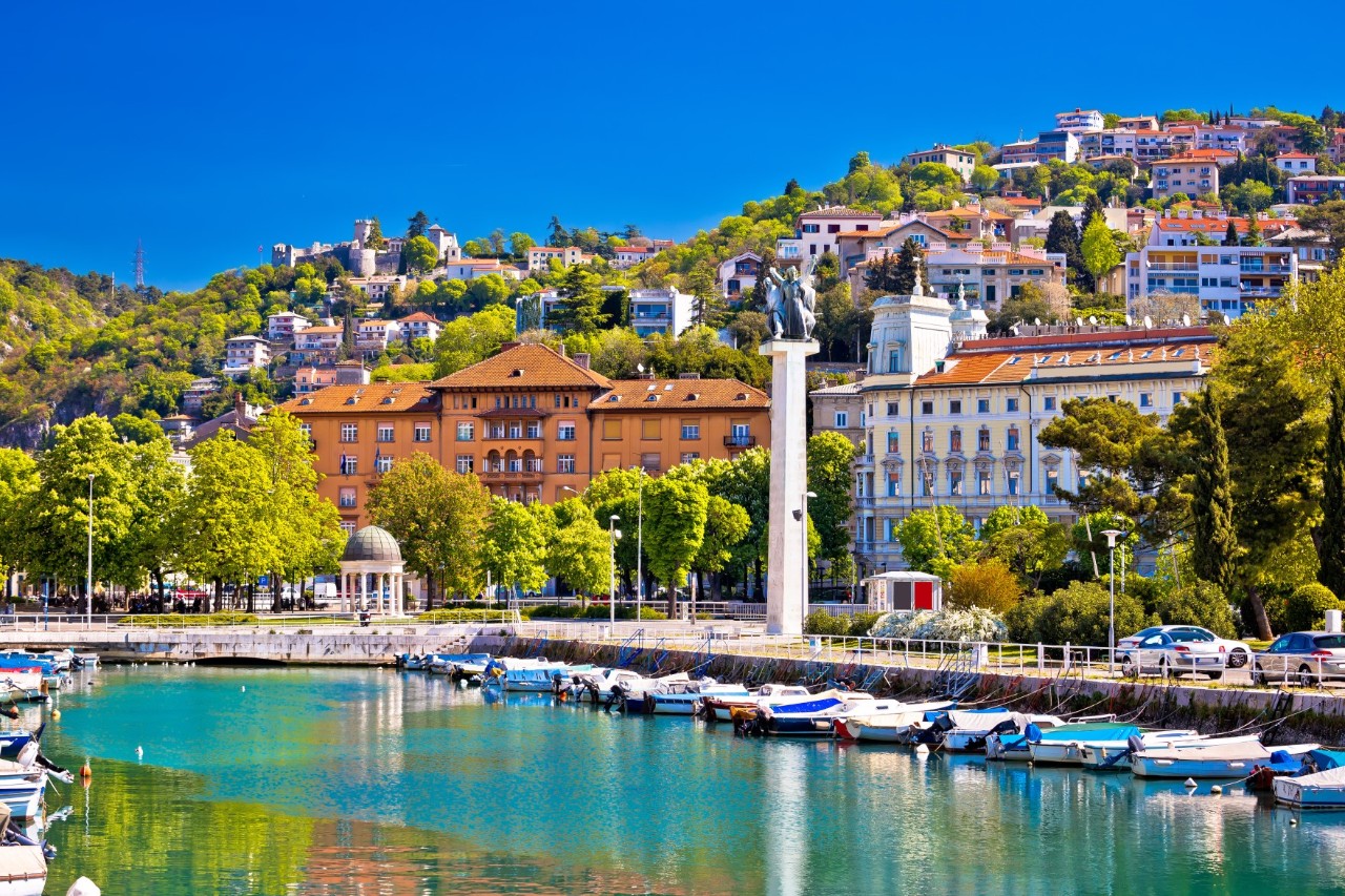 Altstadt von Rijeka mit Wasserfront und bunten Gebäuden bei Tageslicht.