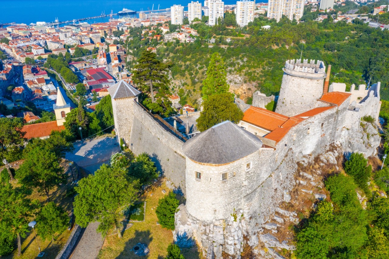 Festung Trsat auf einem Hügel mit Blick über Rijeka und das Meer.