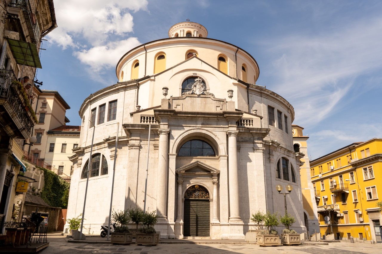 Runde Kathedrale des heiligen Vitus in Rijeka mit barocker Fassade.