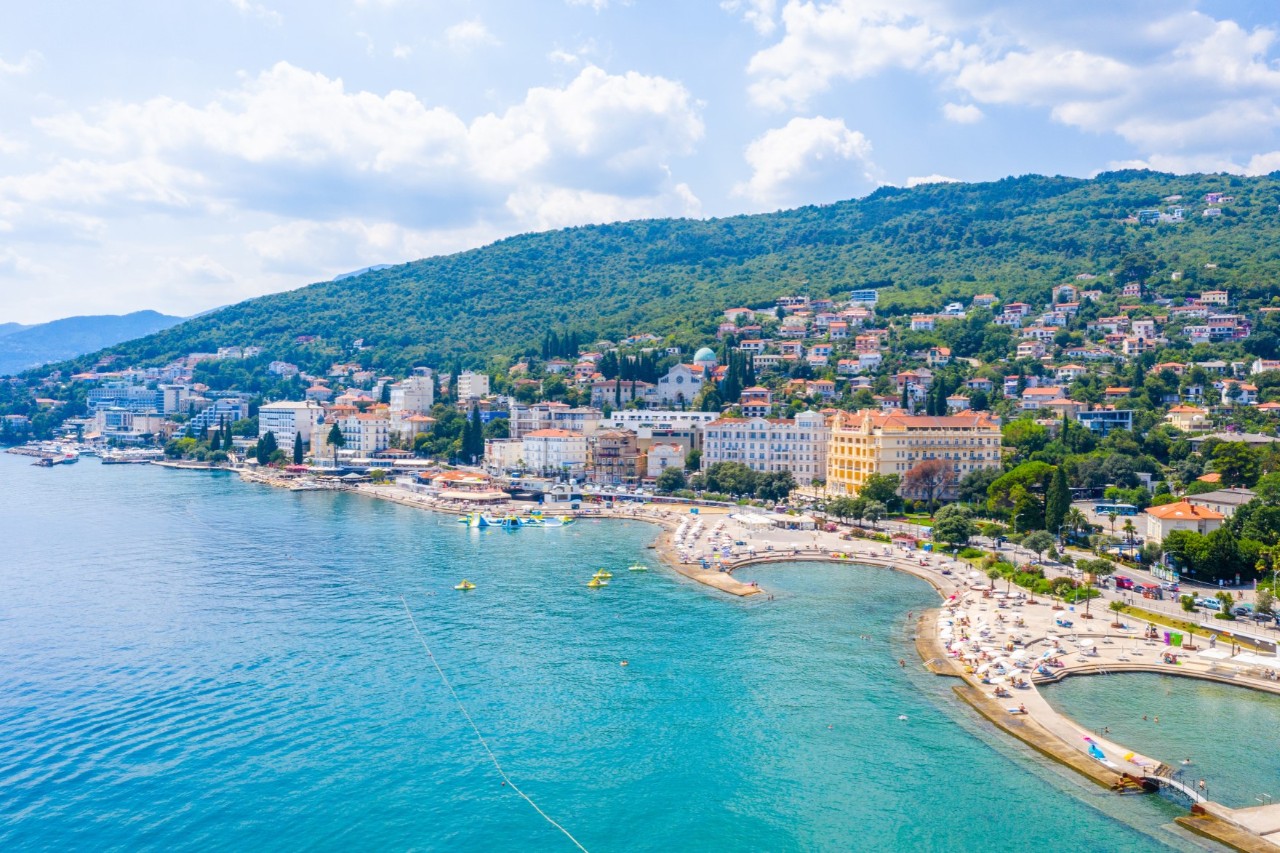 Panorama von Opatija mit Uferpromenade, Palmen und Blick auf das Meer.
