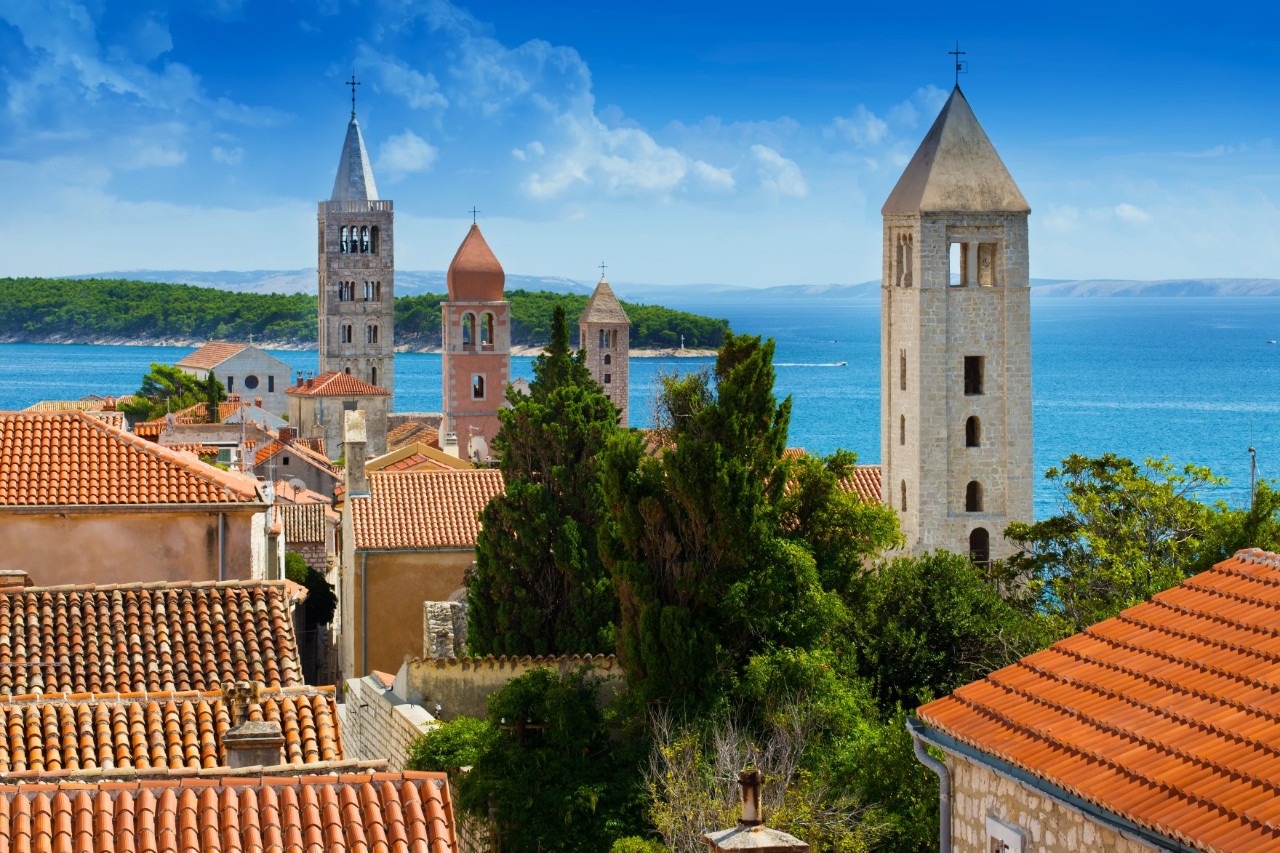  Insel Rab mit Altstadt, vier Kirchtürmen und Blick aufs Meer.