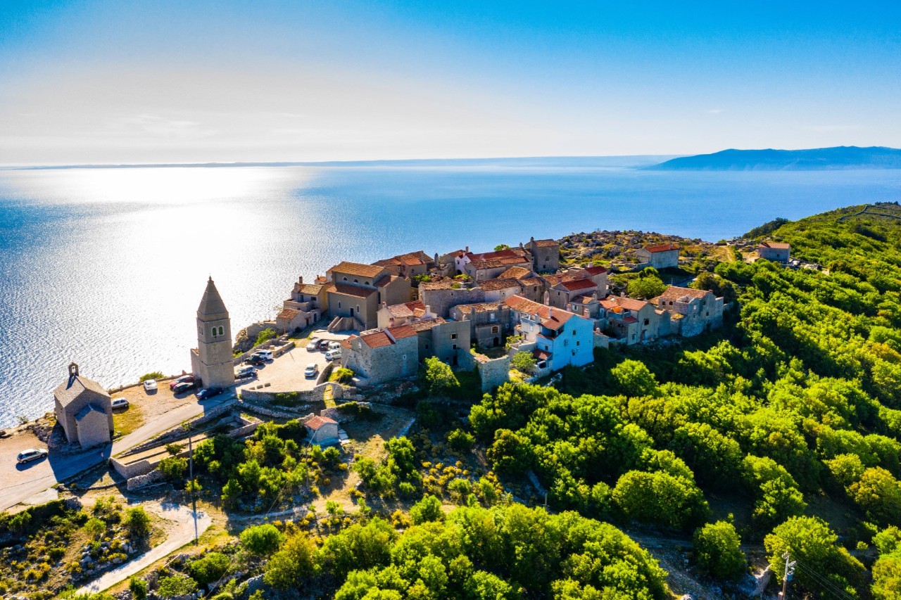 Lubenice auf Cres mit Steinhäusern auf Felsklippe über dem Meer.