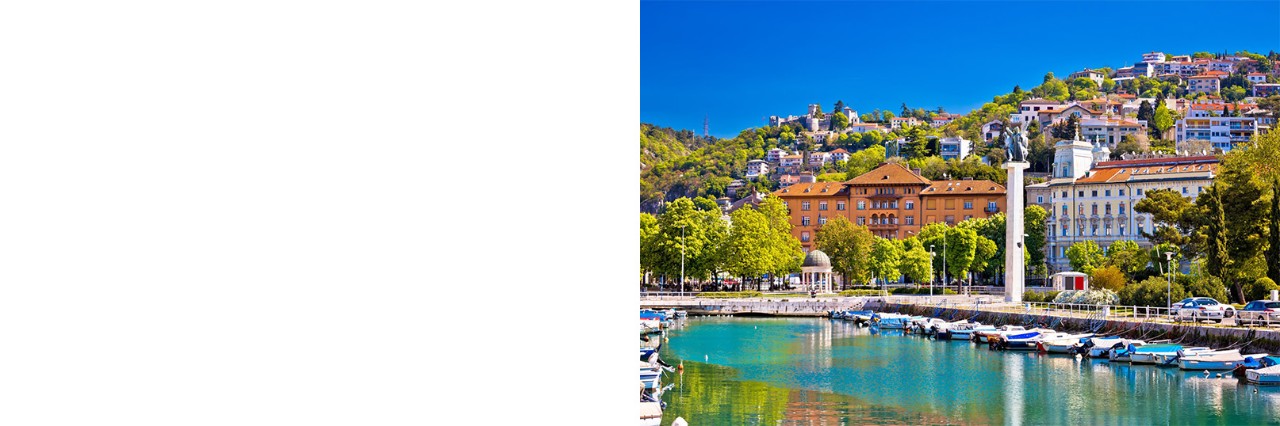 Altstadt von Rijeka mit Wasserfront und bunten Gebäuden bei Tageslicht.