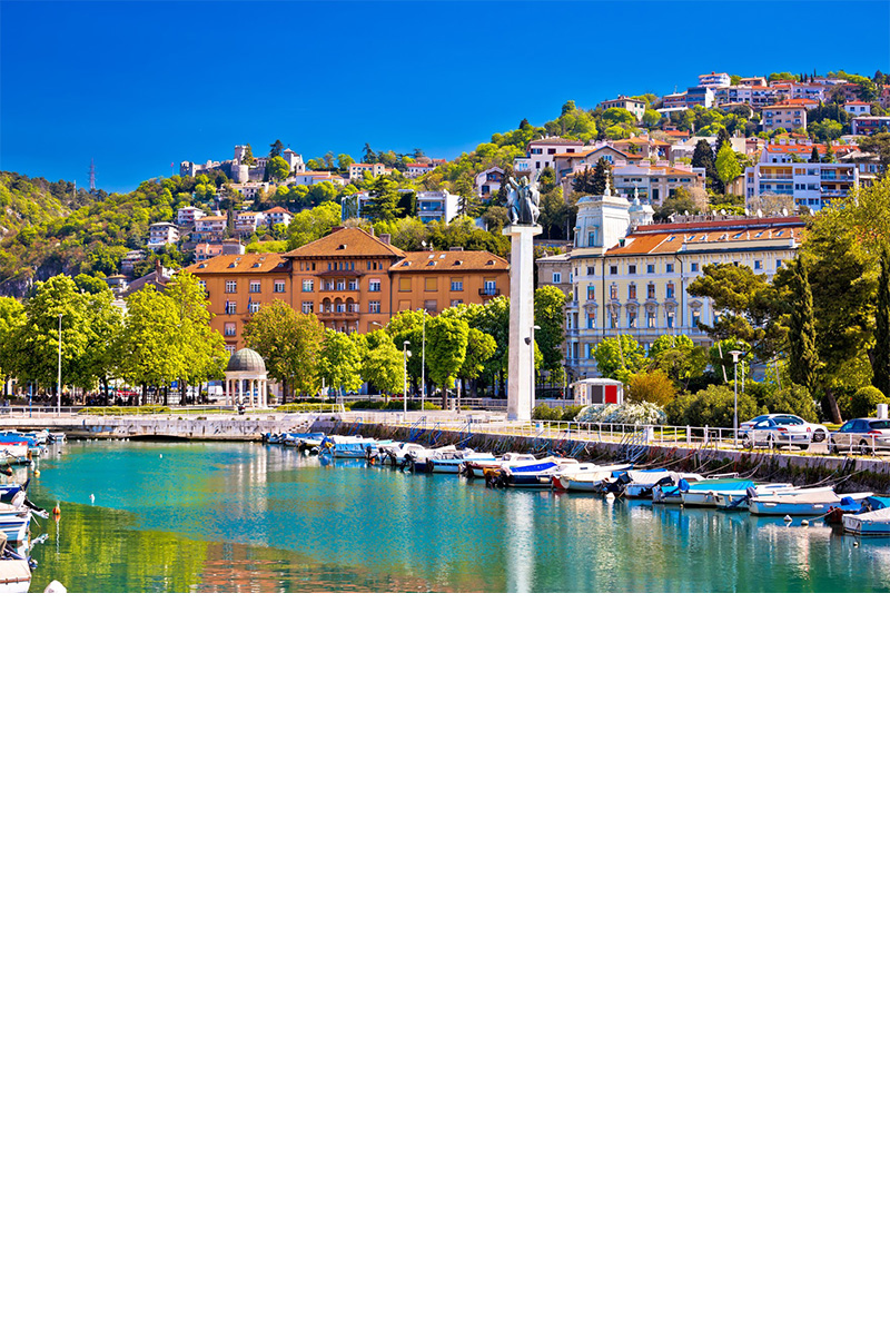 Altstadt von Rijeka mit Wasserfront und bunten Gebäuden bei Tageslicht.