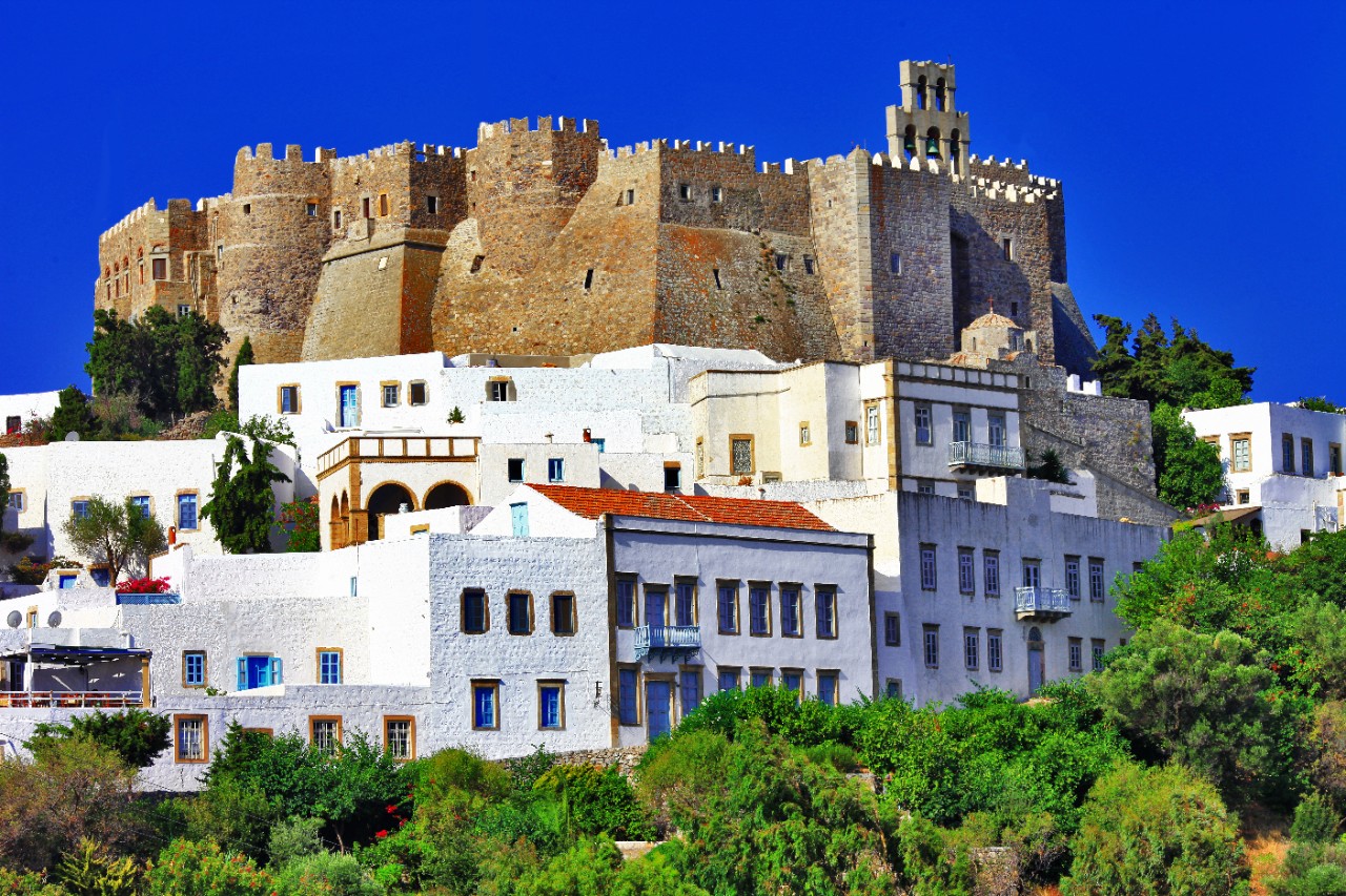 Festungsartiges Kloster des Heiligen Johannes auf einem Hügel auf Patmos.