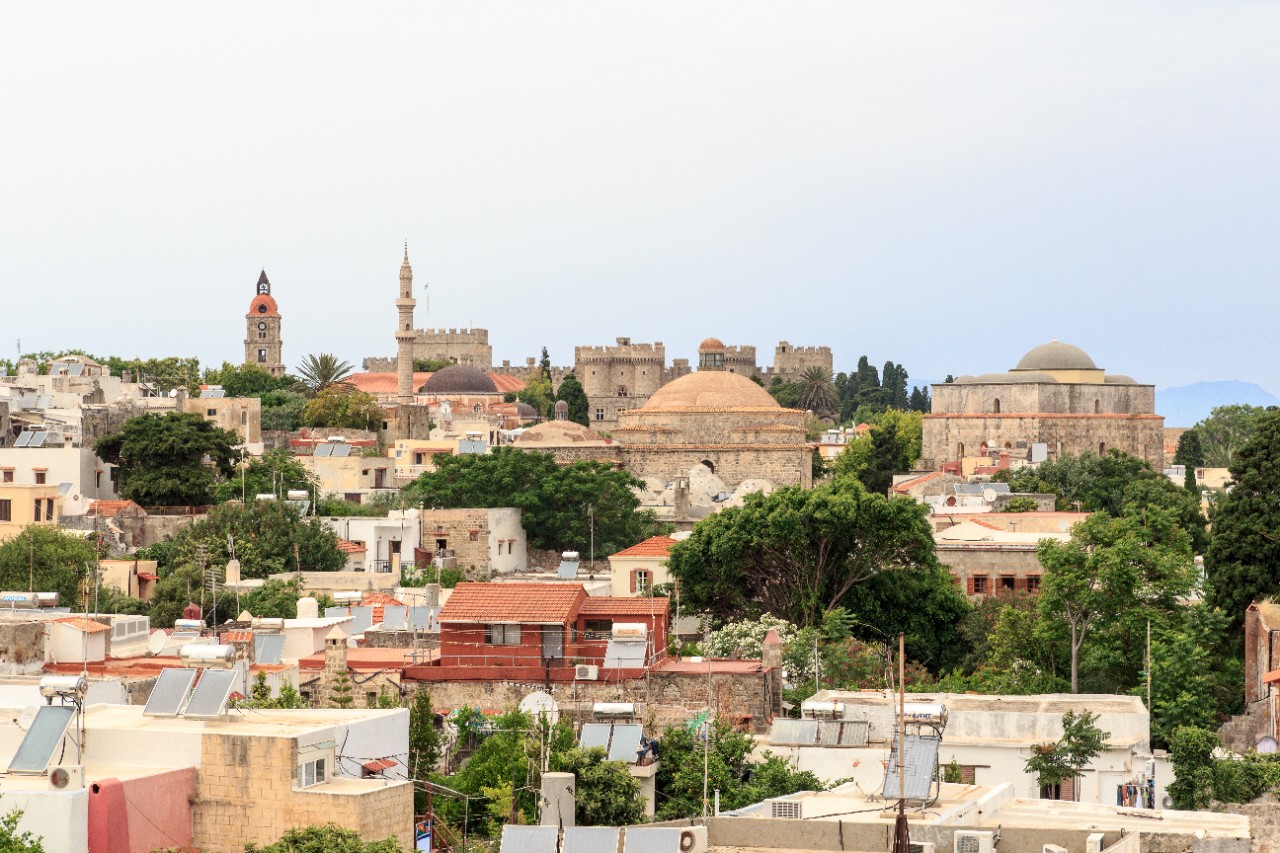 Historische Mauern und Gassen in der Altstadt von Rhodos-Stadt.