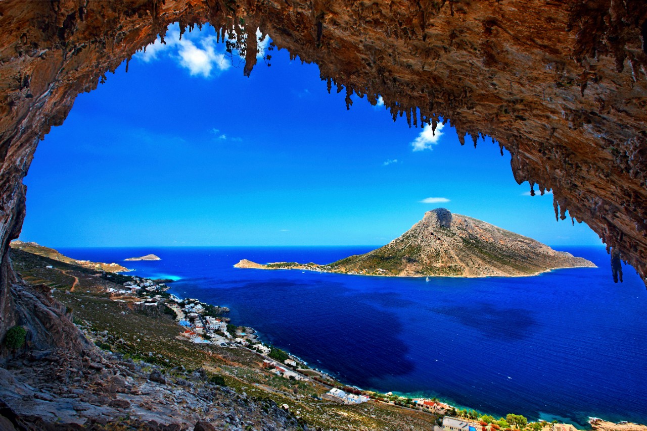 Kletterfels Grande Grotta auf Kalymnos mit Sicht auf die Insel Telendos.