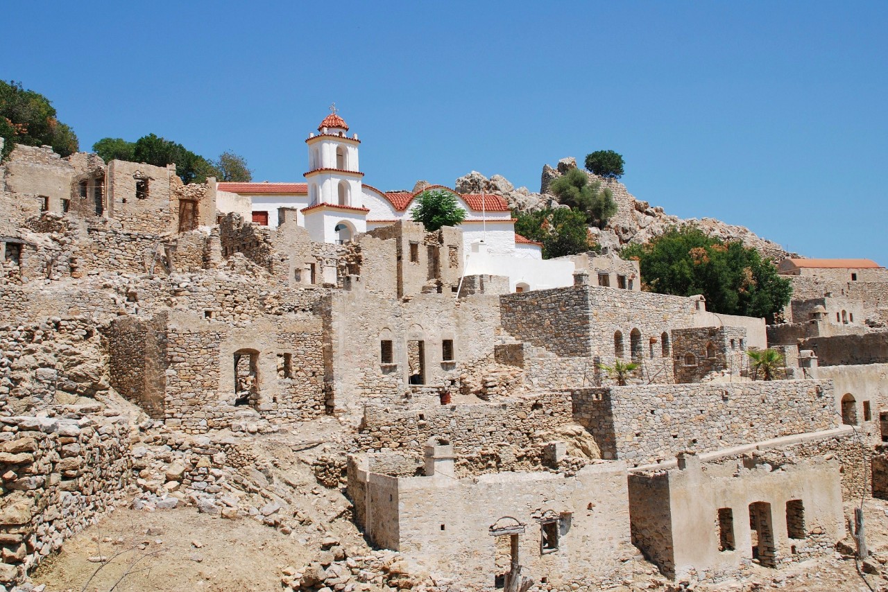 Weiße Kirche Agia Zoni mit roter Kuppel auf der Insel Tilos.