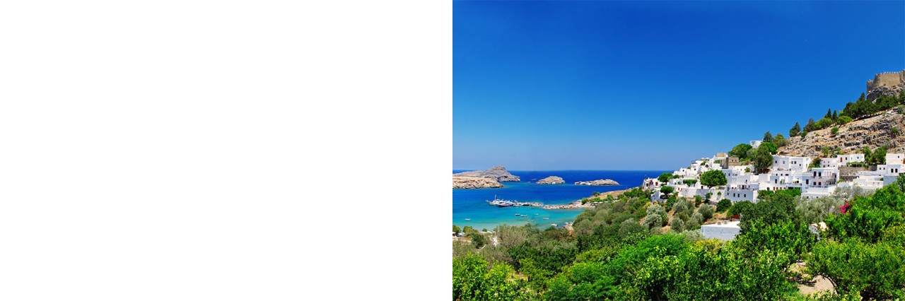 Häuser am Hang auf einer Insel mit blauem Himmel.