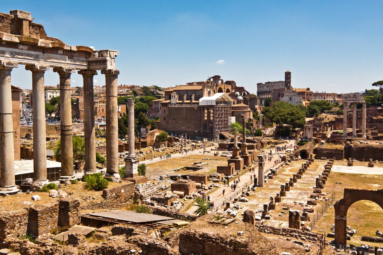 Ruinen und Säulen im antiken Forum Romanum in Rom.