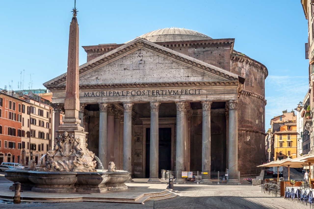 Frontansicht des Pantheon mit Säulen und Brunnen davor.