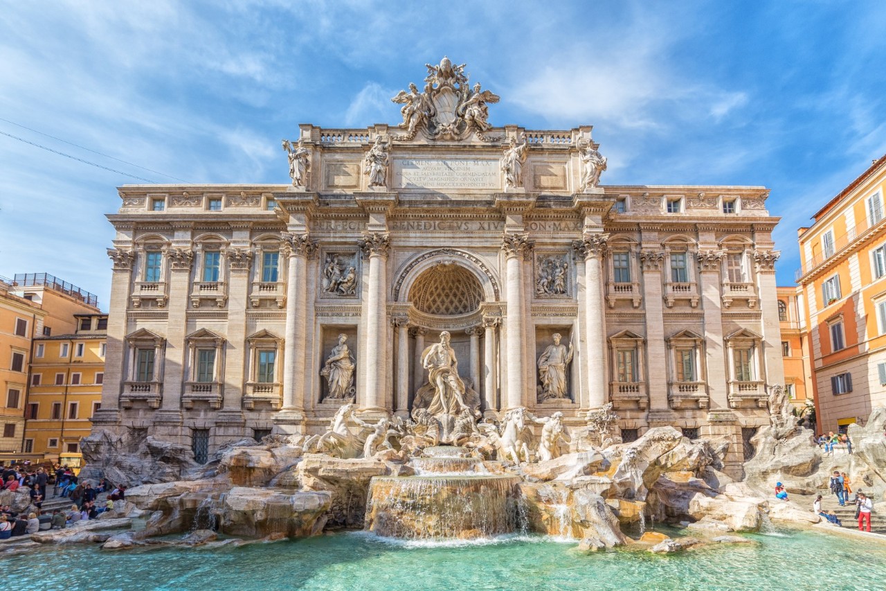 Monumentaler Trevi-Brunnen mit Figuren und Wasserspiel.