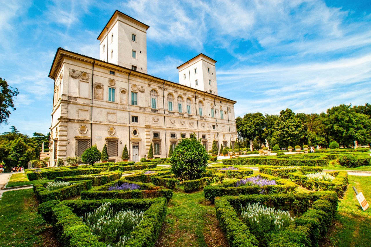Gartenanlage und Fassade der Villa Borghese in Rom.
