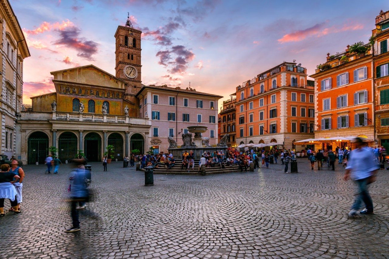Piazza di Santa Maria in Trastevere in Abendstimmung mit Brunnen.