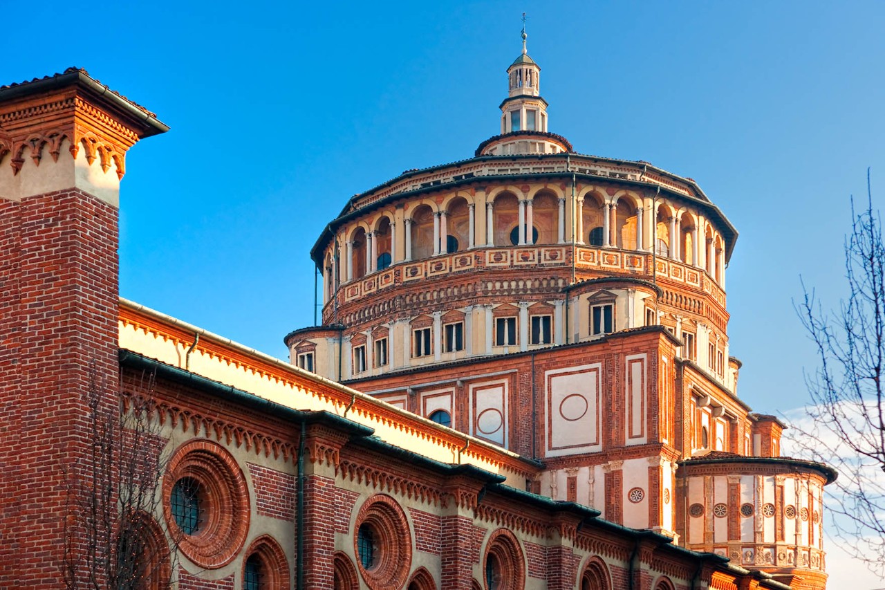 Kuppel der Santa Maria delle Grazie mit verzierten Backsteinfassaden.