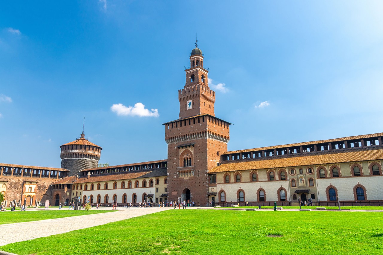 Frontansicht des Innenhofes des Castello Sforzesco.