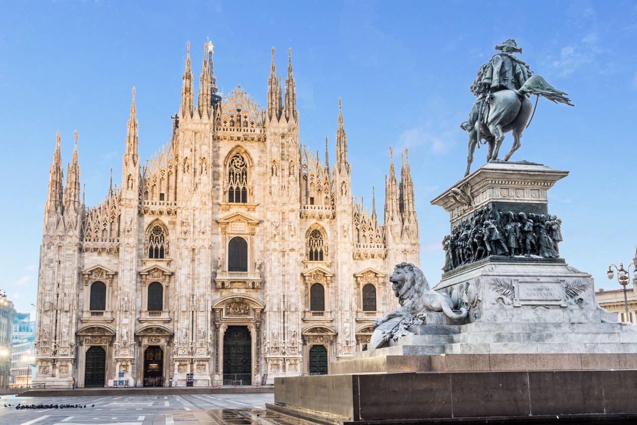 Mailänder Dom mit Reiterstatue von Vittorio Emanuele II im Vordergrund.