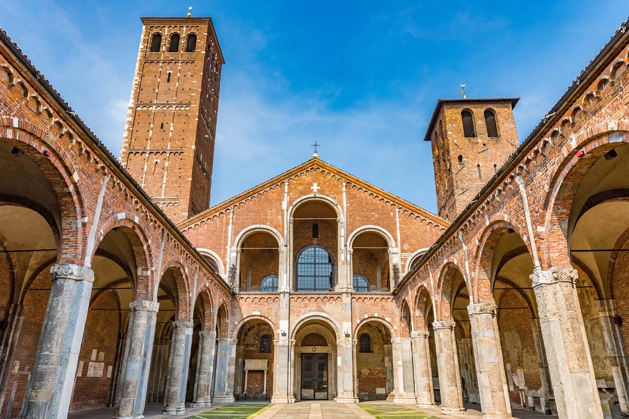 Innenhof der Basilica di Sant’Ambrogio mit romanischen Bögen.