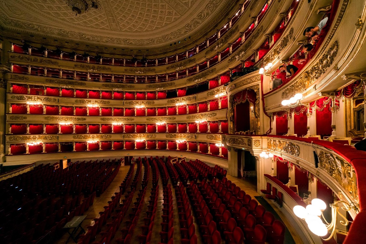 Innenansicht des Opernsaals im Teatro alla Scala mit roten Rängen.