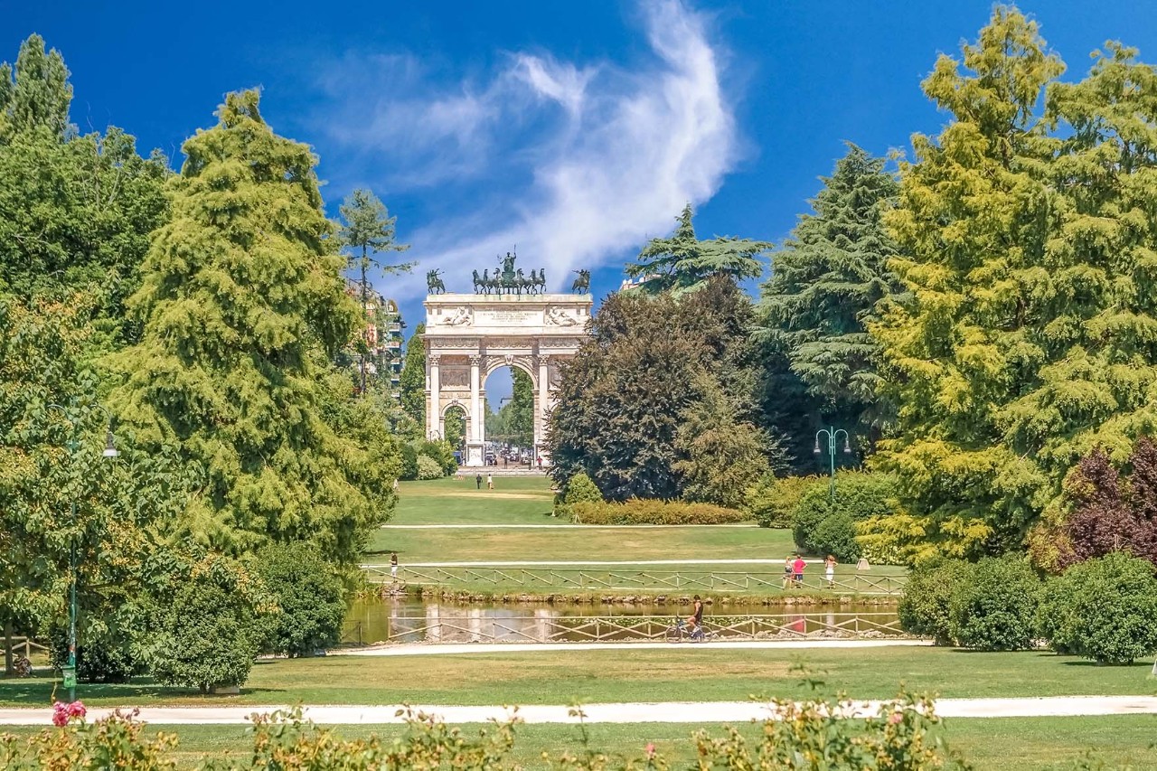 Blick durch den Simplonpark auf den Arco della Pace im Hintergrund.