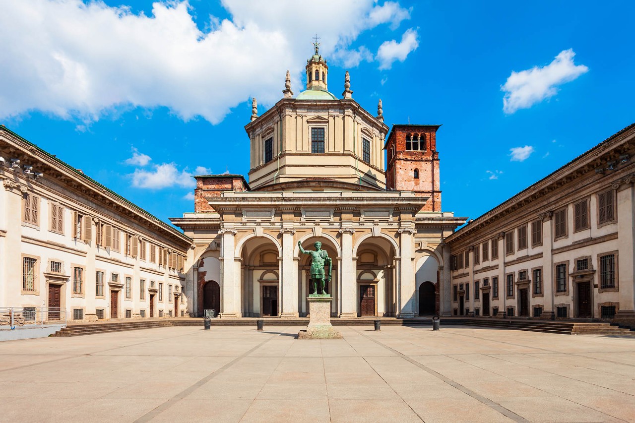 Basilica di San Lorenzo mit Kuppel und antiken Säulen im Vordergrund.