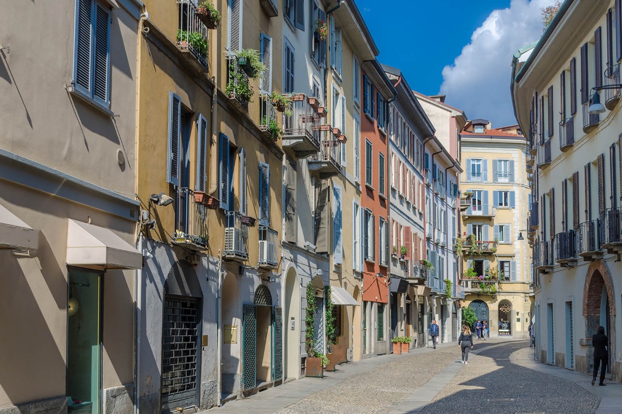 Bunte Häuserfassaden in einer belebten Straße im Brera-Viertel.