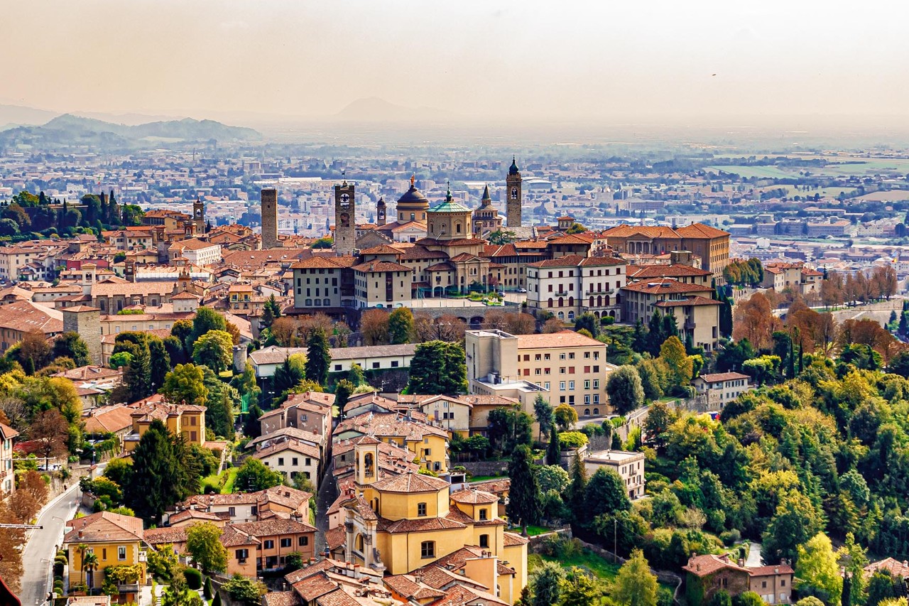 Altstadt von Bergamo mit historischen Gebäuden und Türmen.