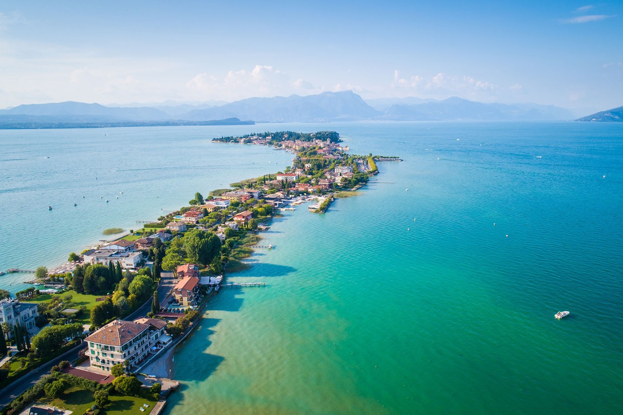 Halbinsel Sirmione mit historischen Gebäuden im Gardasee.