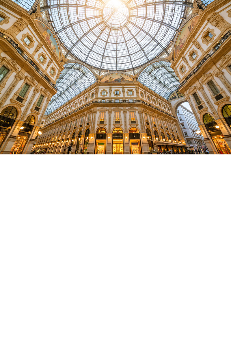 Glasdach der Galleria Vittorio Emanuele II mit verzierten Fassaden darunter.