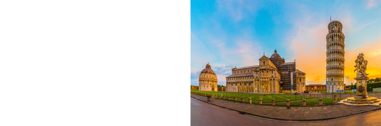 Der schiefe Turm von Pisa steht im Sonnenlicht im Zentrum des Bildes, flankiert von der prächtigen Fassade des Doms mit seinen Arkaden und Rundbögen. Vorne ist gepflasterter Platz sichtbar, im Hintergrund lehnt sich ein blauer Himmel sanft über die Szenerie.