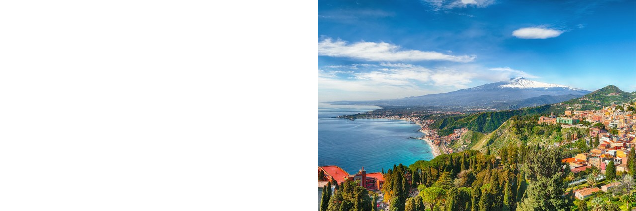Der Ort Taormina auf der Insel Sizilien im Mittelmeer mit dem schneebedeckten Vulkan Ätna im Hintergrund 