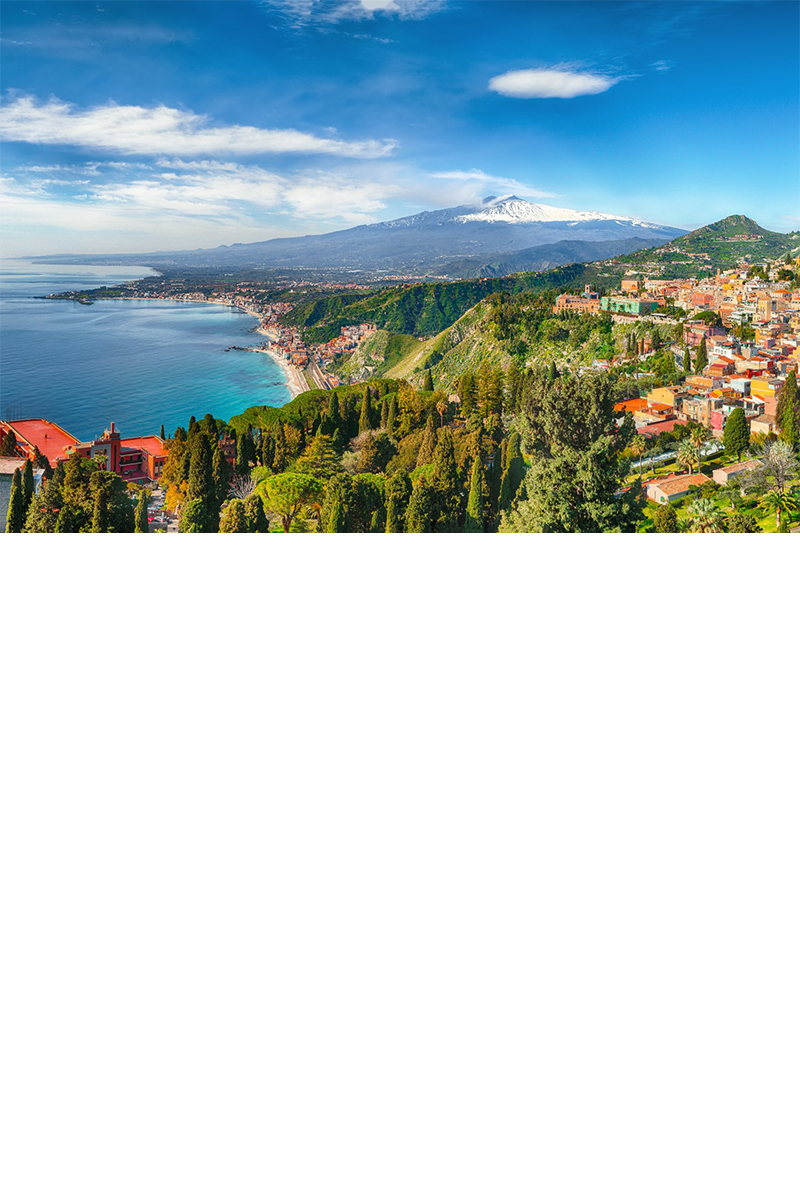Der Ort Taormina auf der Insel Sizilien im Mittelmeer mit dem schneebedeckten Vulkan Ätna im Hintergrund 