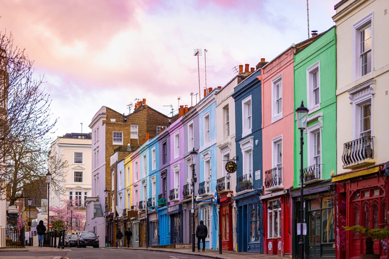 Straße in Notting Hill mit bunten Häuserfassaden.
