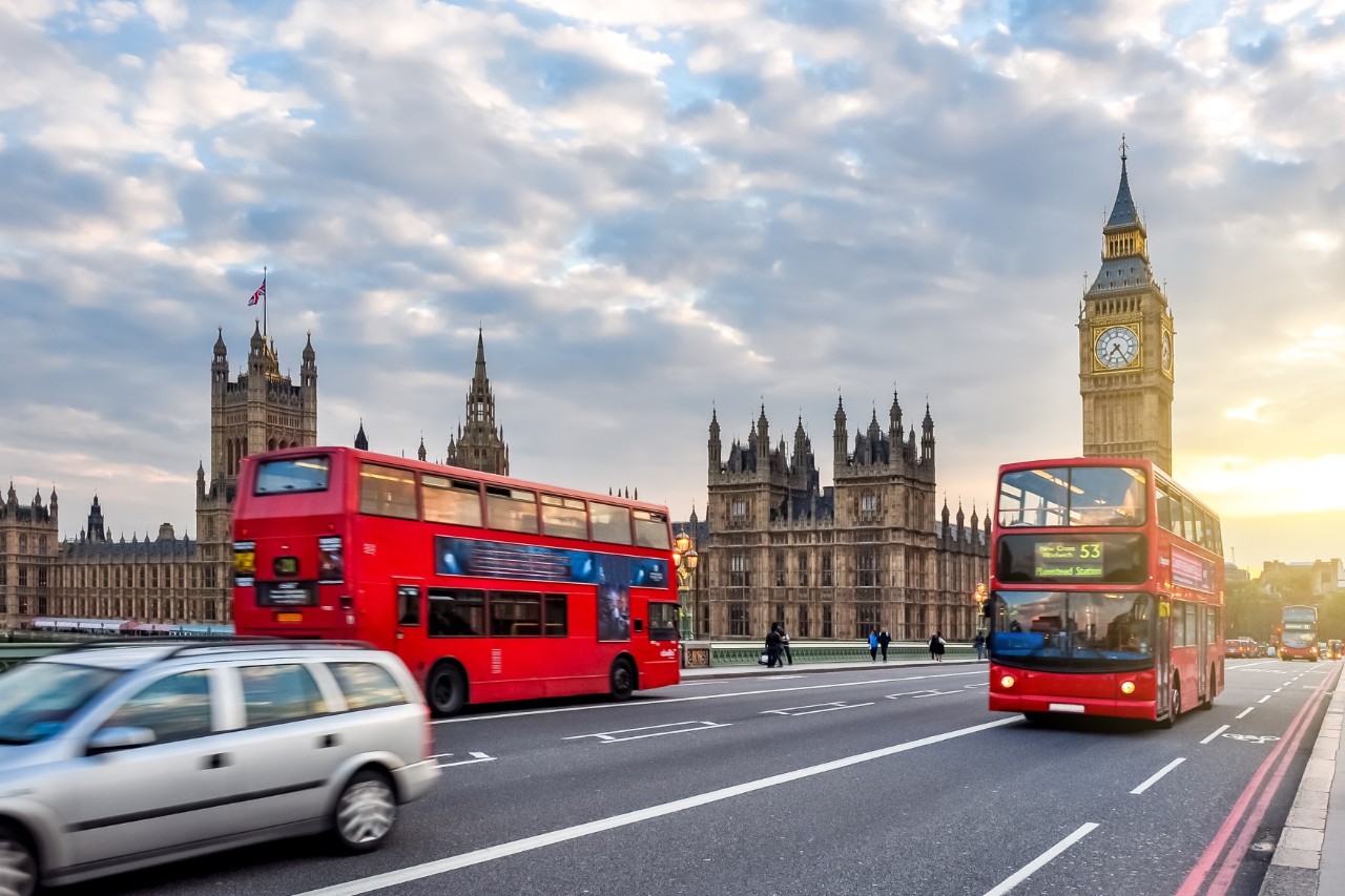 Rote Doppeldeckerbusse in London, im Hintergrund Big Ben.