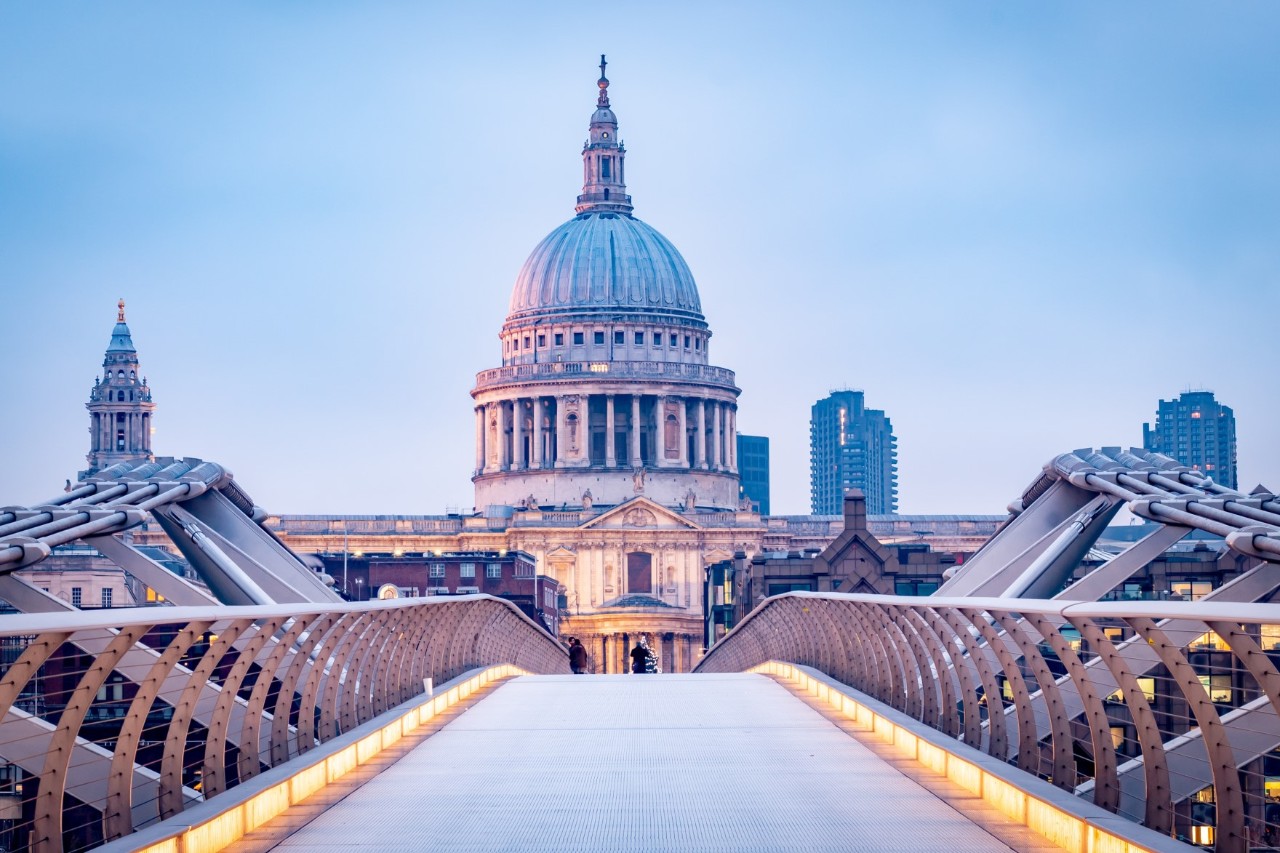 St. Paul’s Cathedral in London mit Brücke im Vordergrund.