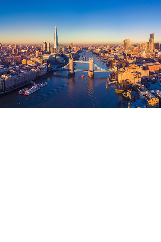 Stadtansicht von London mit Themse, Hochhäusern und markanter Silhouette.