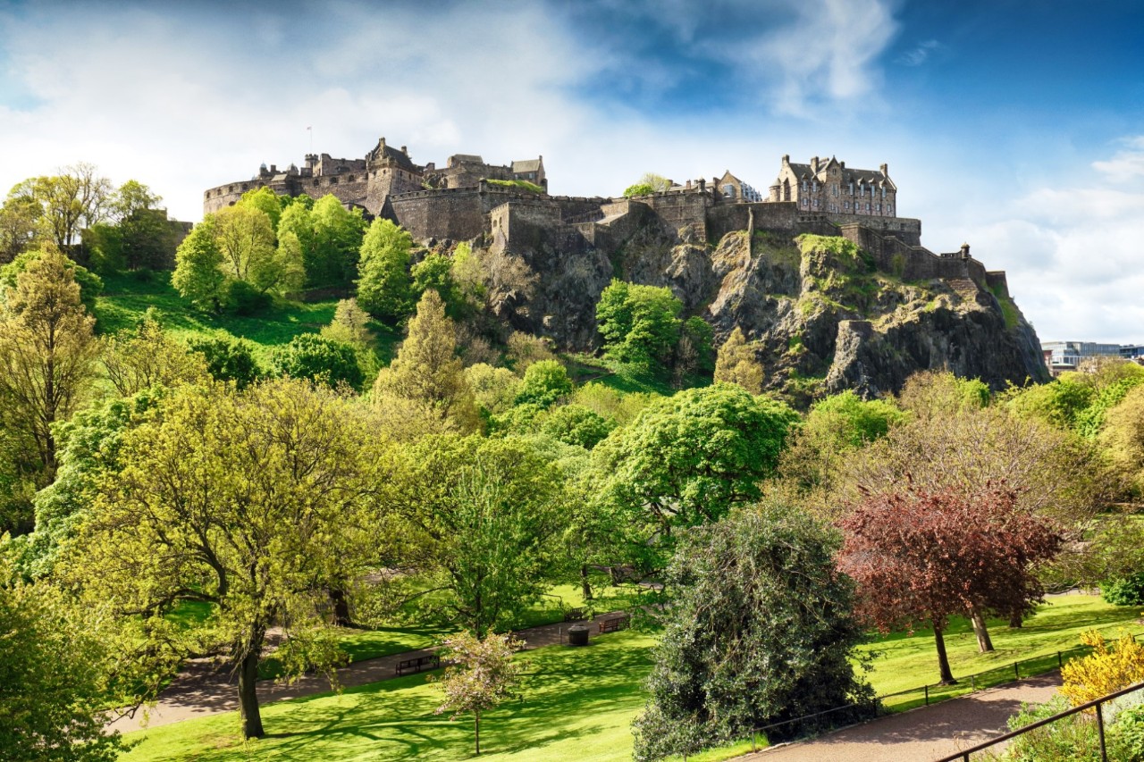 Edinburgh Castle und Princes Street Gardens.