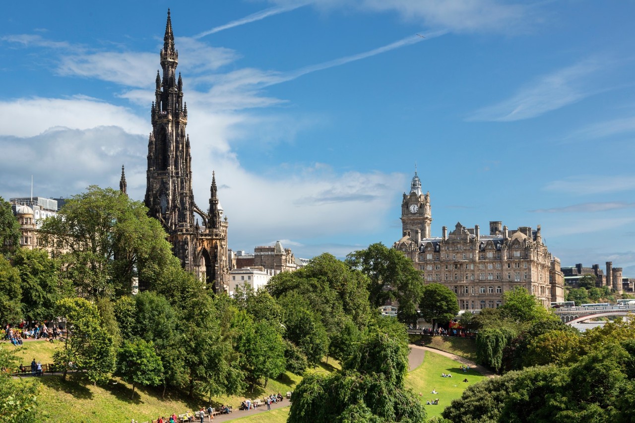 Scott Monument und Hotel Balmoral an Princes Street Gardens.