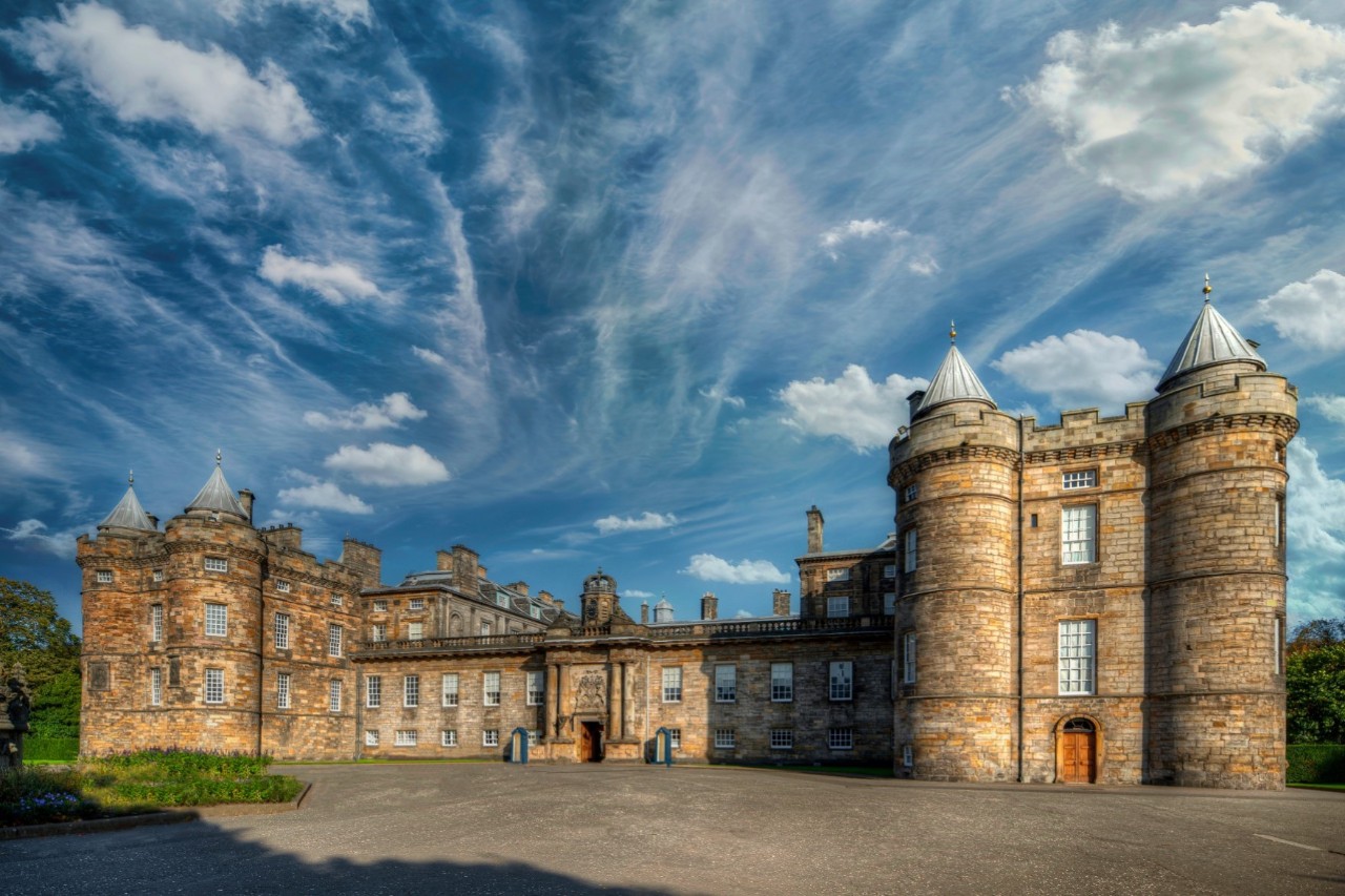 Holyroodhouse Palace mit angrenzenden Ruinen der Abtei.
