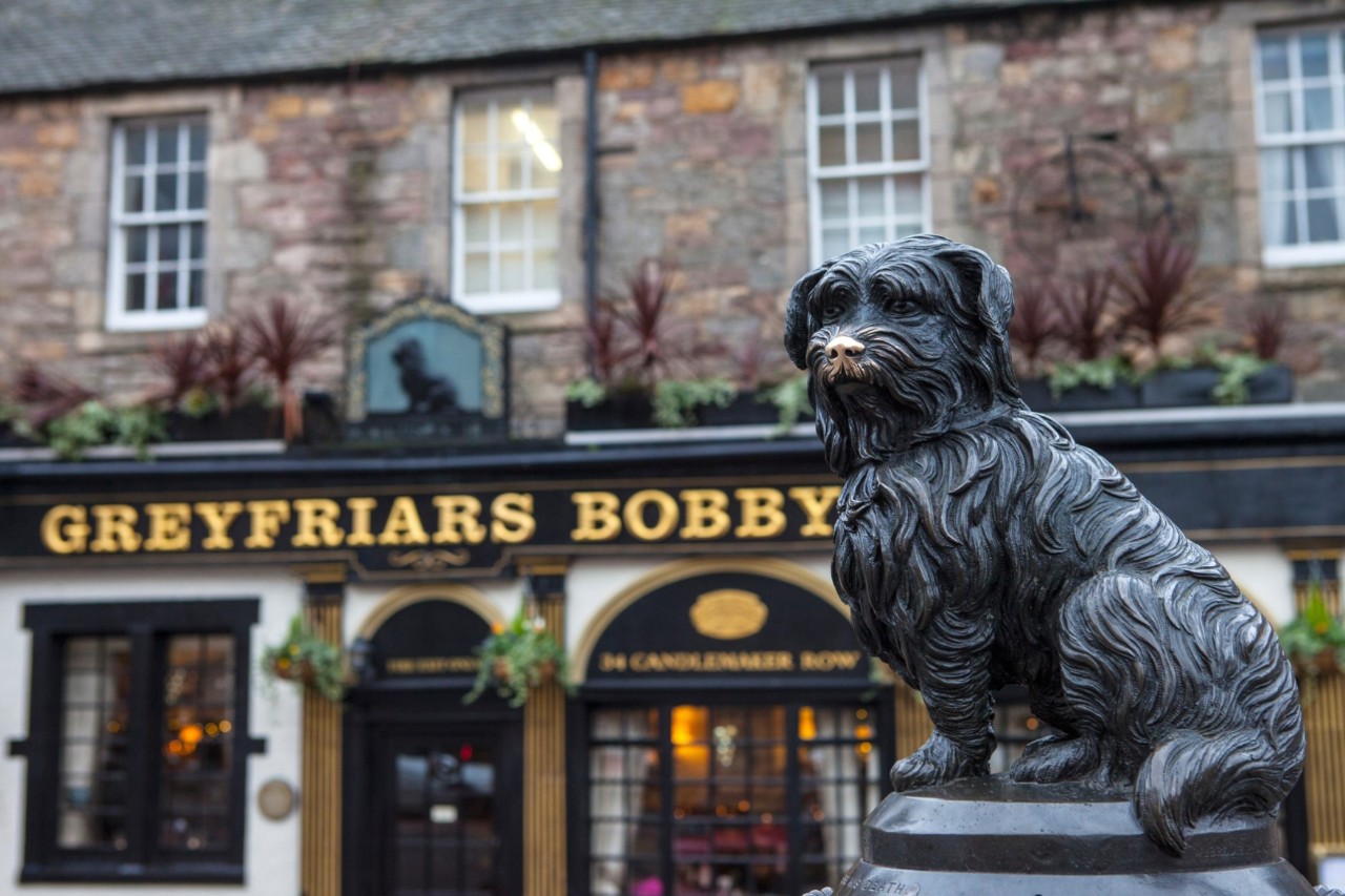Statue des Terriers Bobby vor Greyfriars Bobby’s Bar.
