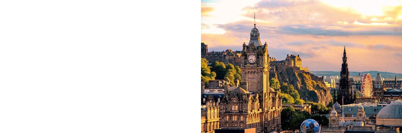 Panorama von Edinburgh mit Altstadt unter klarem Himmel.