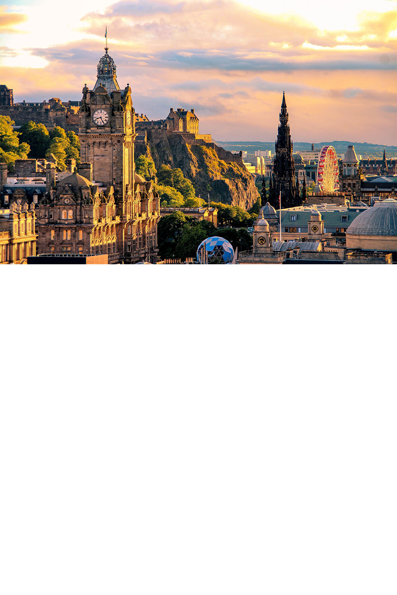 Panorama von Edinburgh mit Altstadt unter klarem Himmel.