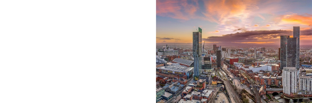Luftbild von Manchester, Mix aus historischen und modernen Bauten, vereinzelt Wolkenkratzer, Sonnenuntergang