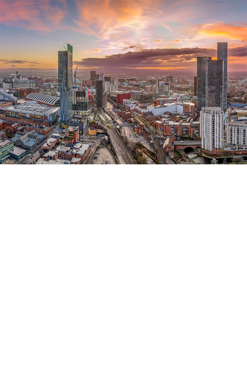 Luftbild von Manchester, Mix aus historischen und modernen Bauten, vereinzelt Wolkenkratzer, Sonnenuntergang