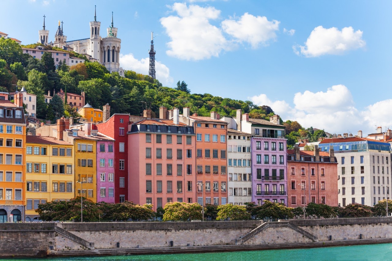 Farbenfrohe Fassaden vor dem Hügel mit Basilika von Lyon.