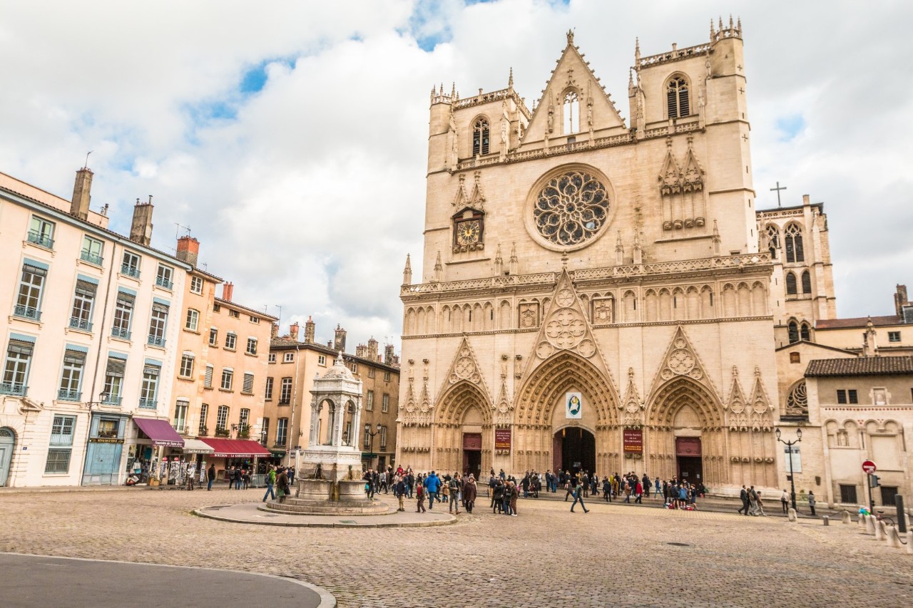 Historische Kathedrale mit großem Platz davor in Lyon.
