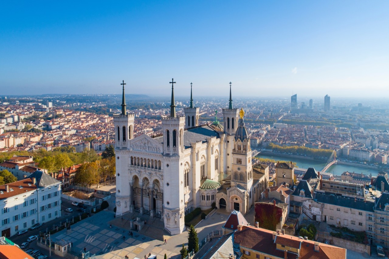 Luftbild von Basilika Notre-Dame de Fourvière über Lyon.