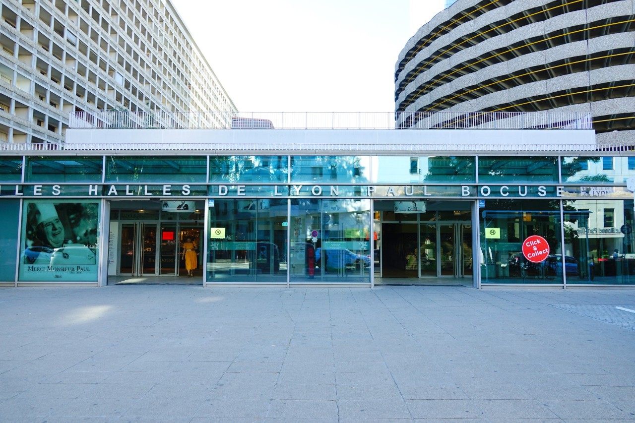 Moderne Glasfront der Markthalle Paul Bocuse in Lyon.