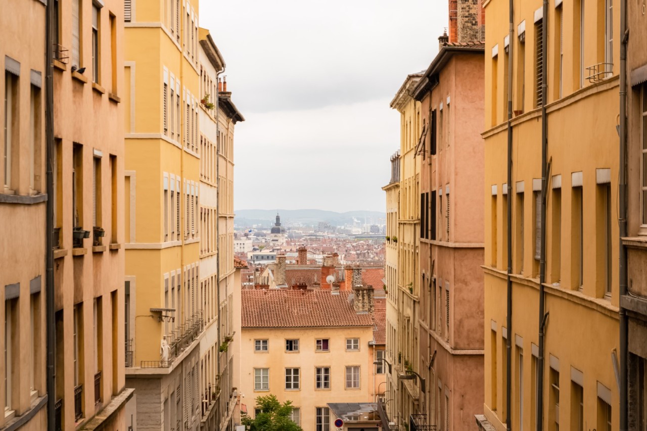 Innenansicht zwischen Häusern auf Dächer von Lyon.