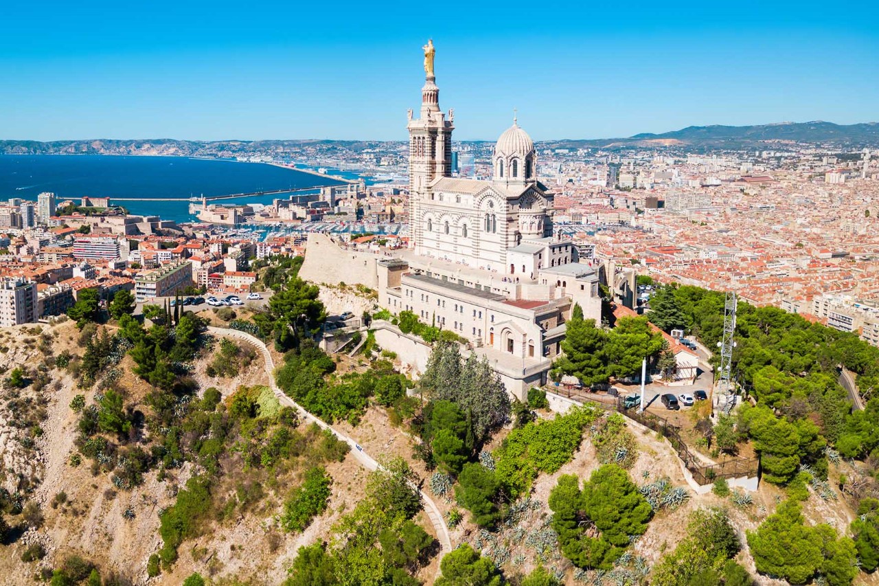 Notre-Dame de la Garde auf Hügel mit Blick über Marseille.
